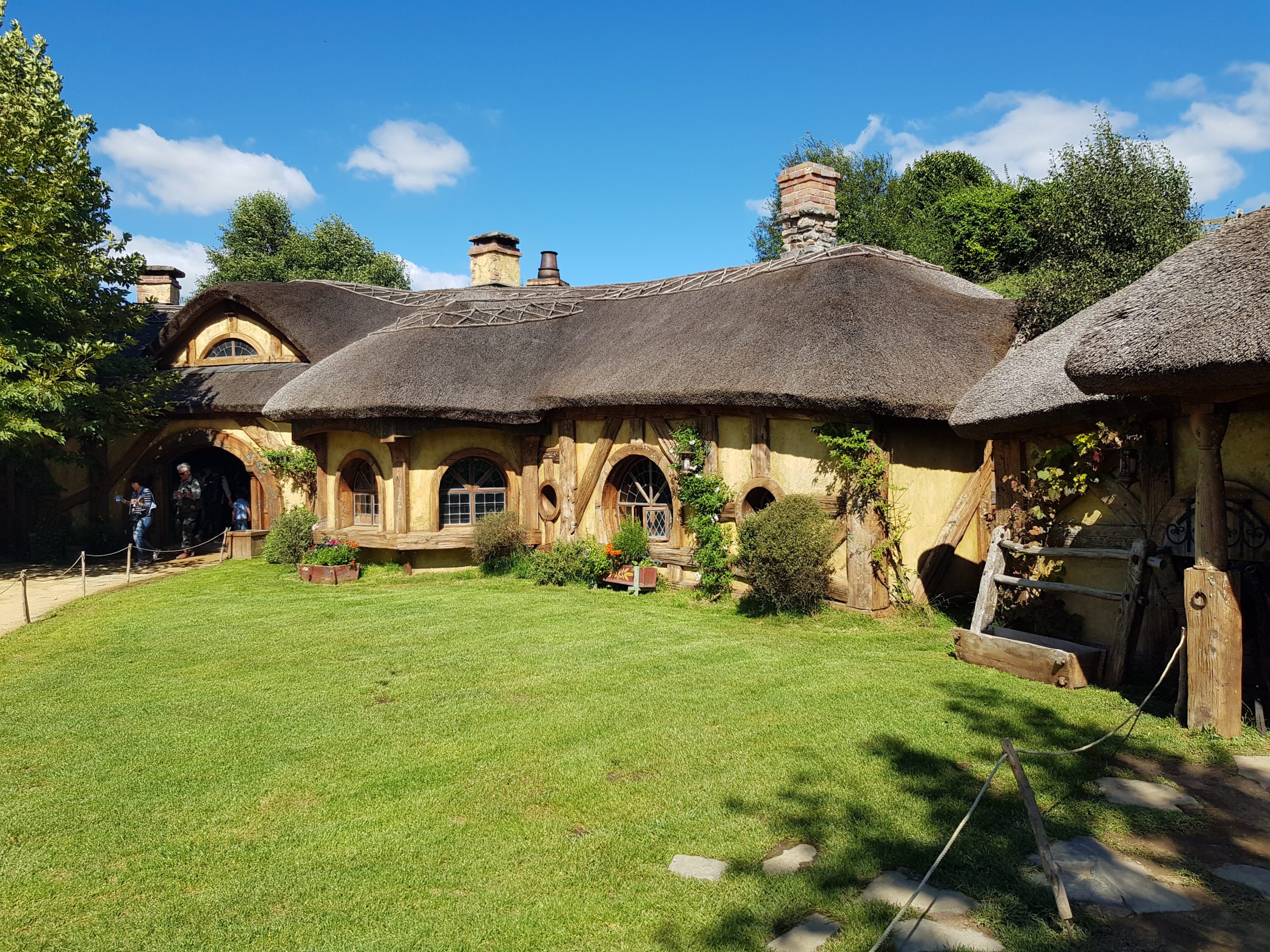 Un pub Hobbit en Nouvelle Zélande the green dragon pub hobbit hobbiton 2 scaled the-green-dragon-pub-hobbit-hobbiton-2
