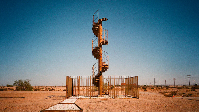 Ces escaliers qui ne mènent nulle part Centre du monde à Felicity Californie. Escalier de récup de la tour Eiffel Centre du monde à Felicity Californie. (Escalier de récup de la tour Eiffel!)