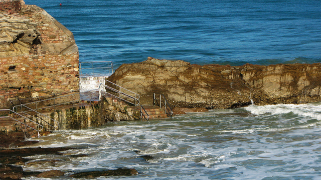 Ces escaliers qui ne mènent nulle part Escalier de locean à San Sebastian Espagne Escalier de l'ocean à San Sebastian Espagne