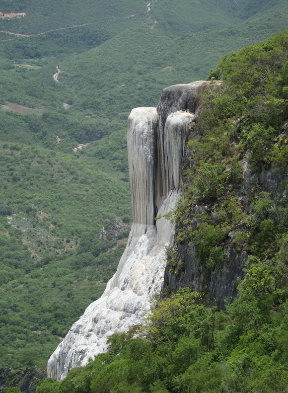 8 cascades ou chutes d'eau insolites cascade insolite Hierve el Agua 1 cascade-insolite-Hierve-el-Agua-1