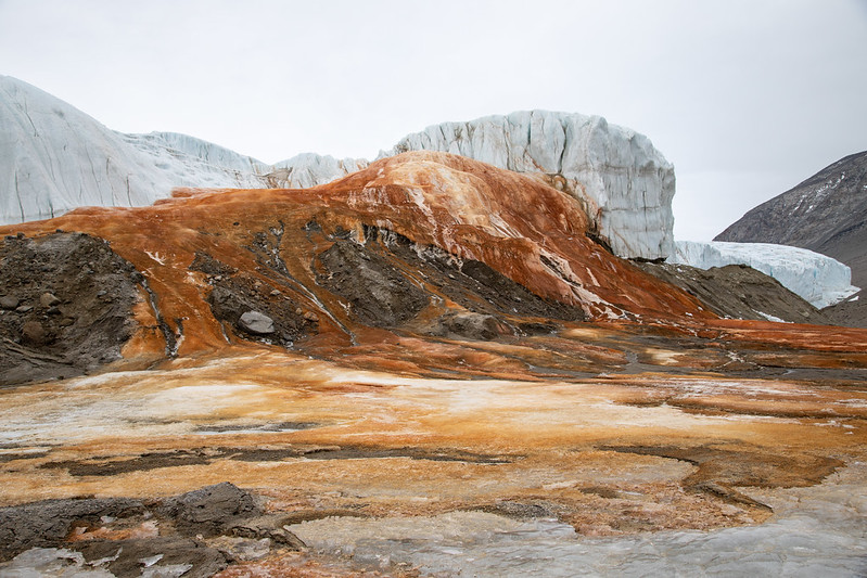 8 cascades ou chutes d'eau insolites cascade insolite blood falls 1 cascade-insolite-blood-falls-1