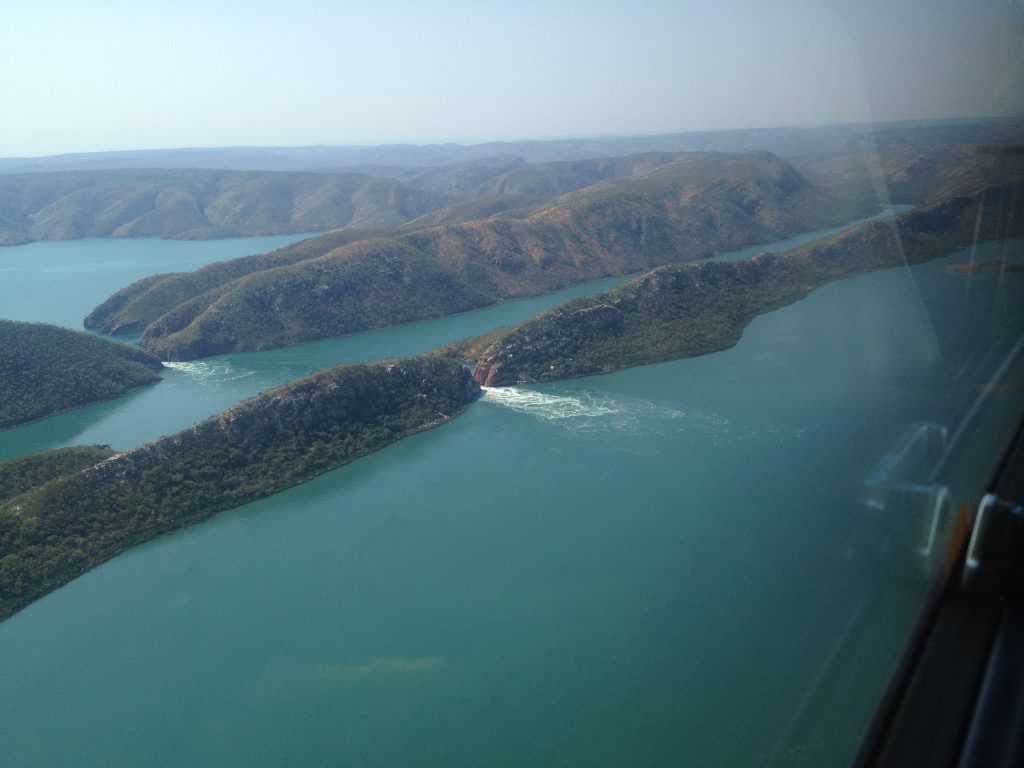 8 cascades ou chutes d'eau insolites cascade insolite horizontal falls 1 cascade-insolite-horizontal-falls-1