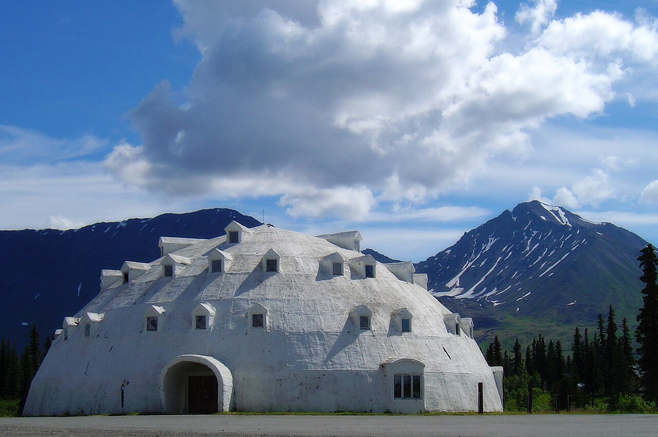 Ancienne vue d'Igloo City en Alaska au bord de la Parks Highway Ancienne vue d'Igloo City en Alaska au bord de la Parks Highway