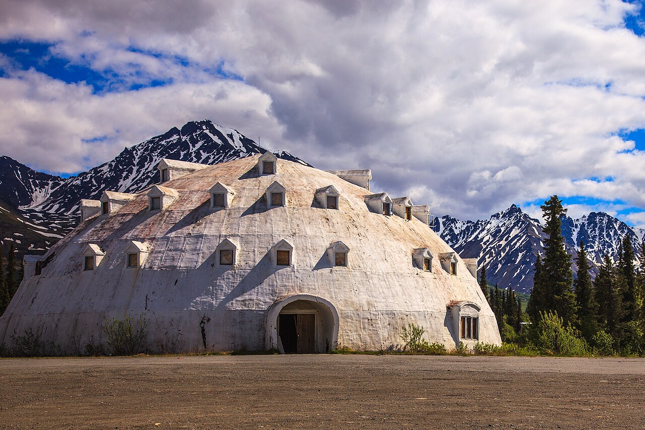 Façade blanche et fenêtres de l'Igloo City Hotel en Alaska Façade blanche et fenêtres de l'Igloo City Hotel en Alaska
