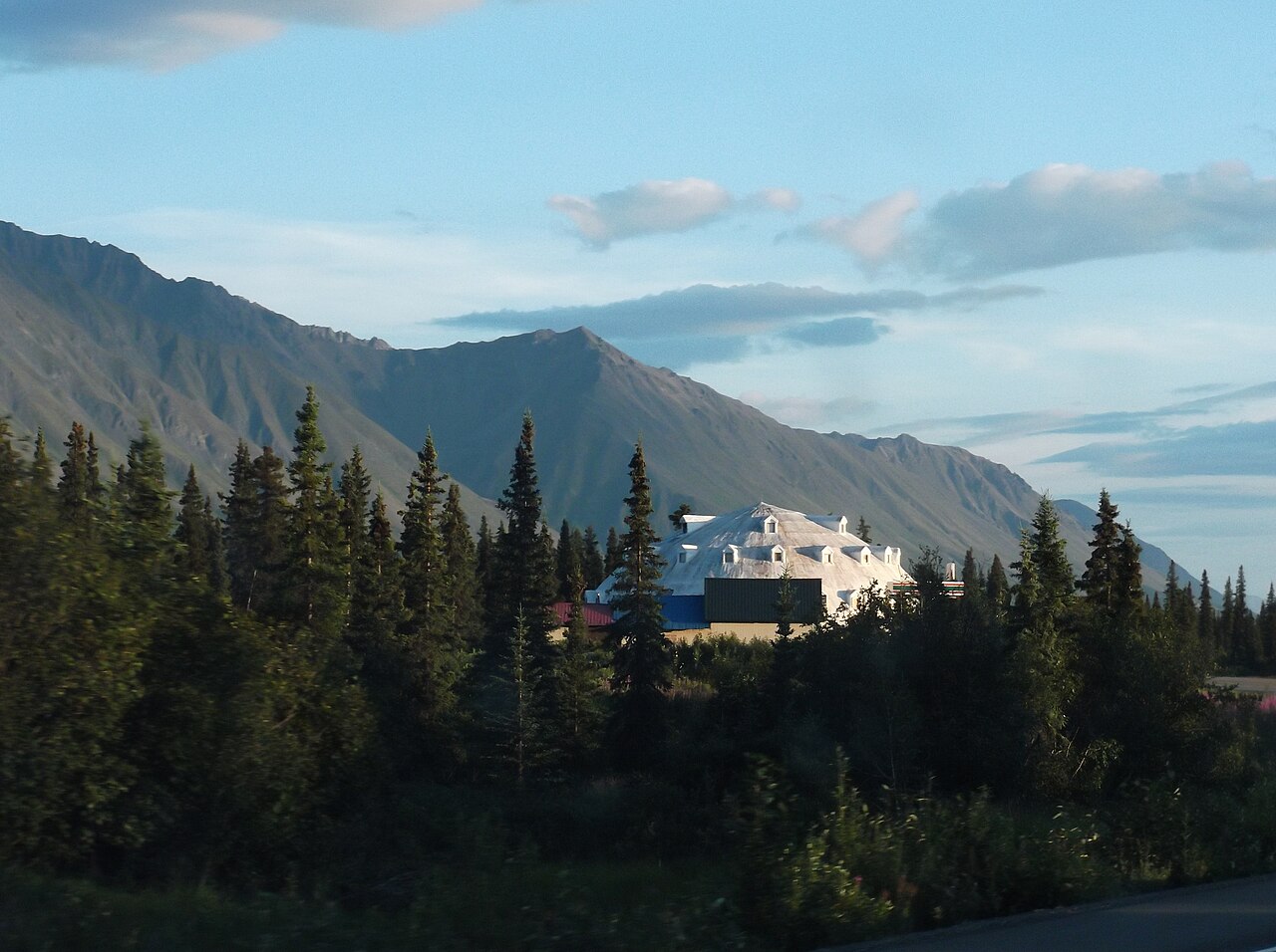 Igloo City au bord de la Parks Highway en Alaska Igloo City au bord de la Parks Highway en Alaska