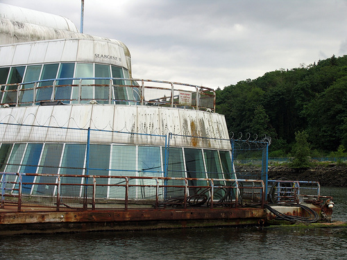 La McBarge abandonnée mcbarge abandonnee 2 mcbarge abandonnee -2