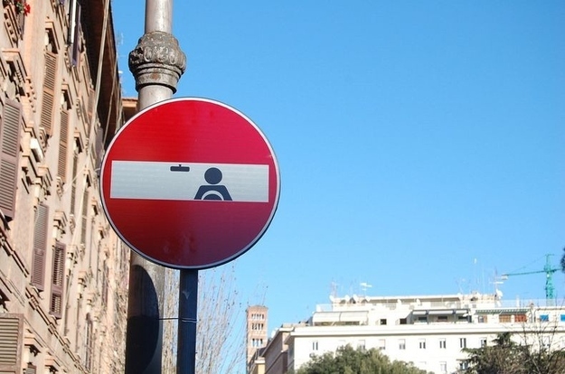 des panneaux de signalisation détournés par Clet Abraham panneau signalisation detourne 10 panneau-signalisation-detourne-10