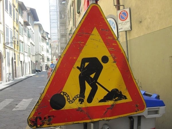 des panneaux de signalisation détournés par Clet Abraham panneau signalisation detourne 3 panneaux de signalisation-detourne-3