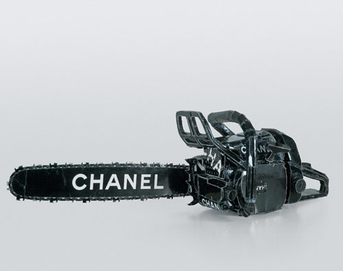 Des sculptures de luxe par Tom Sachs sculpture tronconneuse chanel tom sachs sculpture-tronconneuse-chanel-tom-sachs