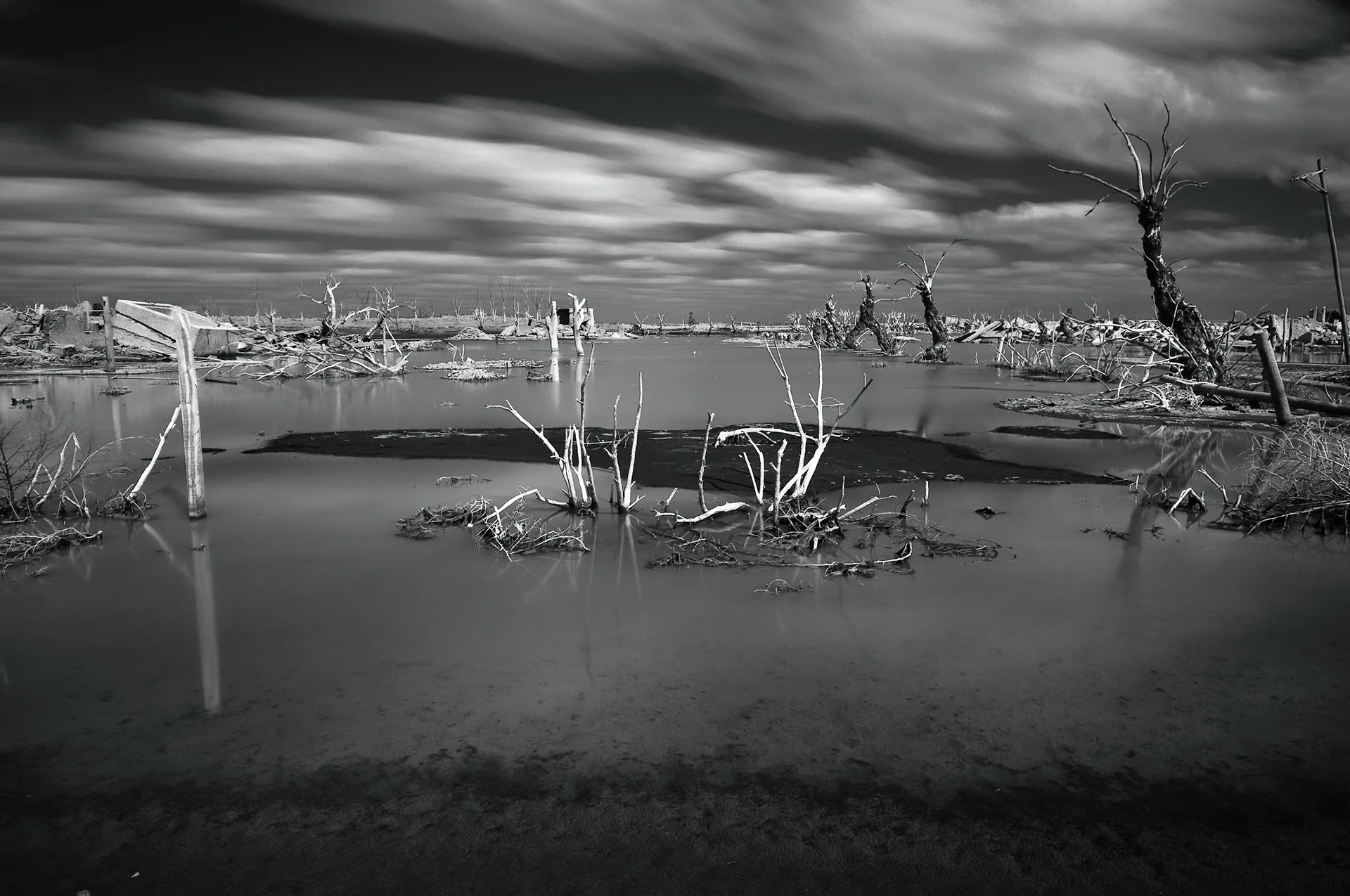 Villa Epecuén : la ville fantôme d’Argentine engloutie pendant 25 ans Villa Epecuen en noir et blanc par oystein Sture Aspelund 3 Villa-Epecuen-en-noir-et-blanc-par-oystein-Sture-Aspelund-3