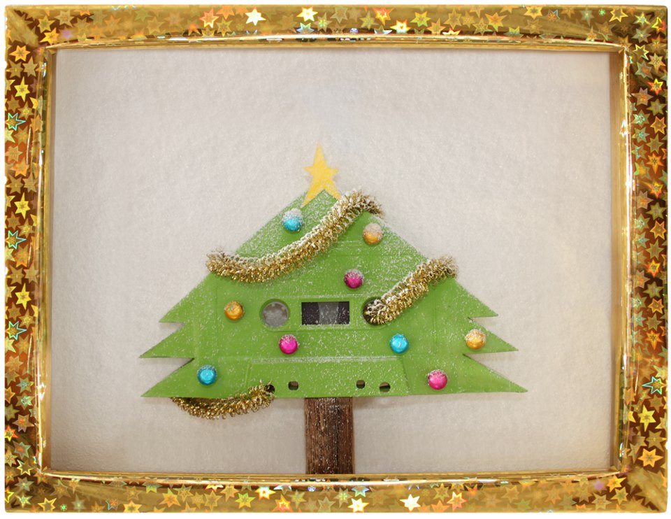 Recyclage de K7 audio par Benoit Jammes creation recyclage k7 audio benoit jammes sapin noel creation-recyclage-k7-audio-benoit-jammes-sapin-noel