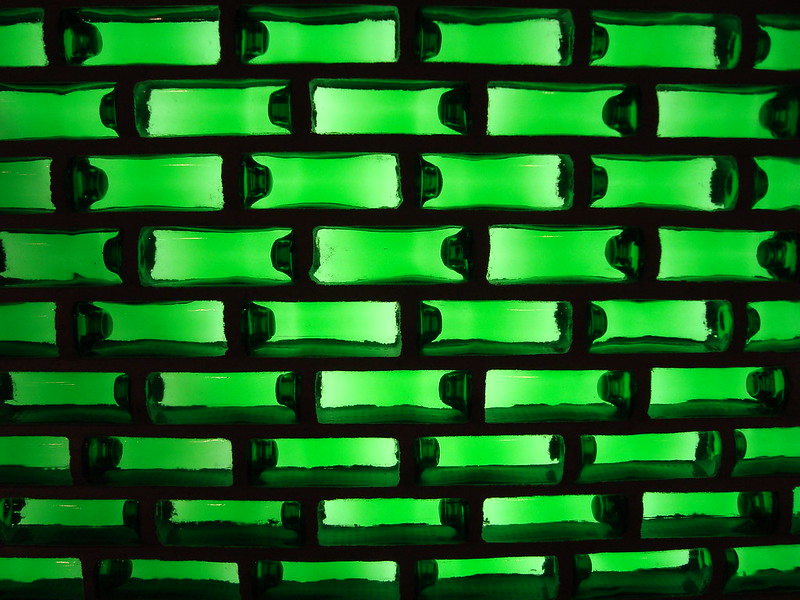 Construire une maison en bouteilles de bière heineken wobo briques heineken-wobo-briques