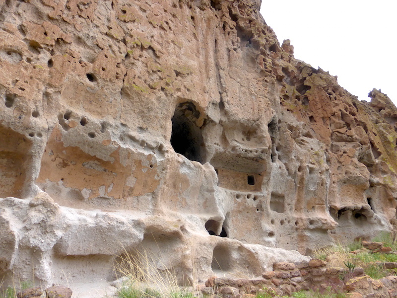 10 habitations troglodytiques incroyables habitations troglodytiques Bandelier National Monument Nouveau habitations-troglodytiques-Bandelier-National-Monument-Nouveau-Mexique