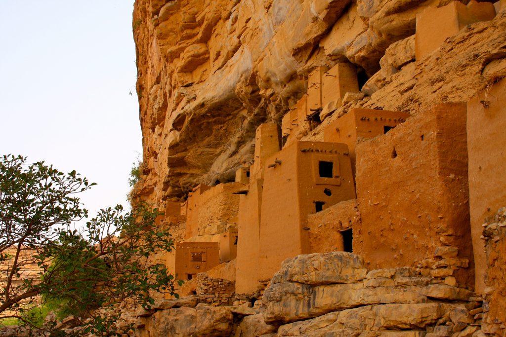 10 habitations troglodytiques incroyables habitations troglodytiques falaise bandiagara pays dogon mali habitations-troglodytiques-falaise-bandiagara-pays-dogon-mali