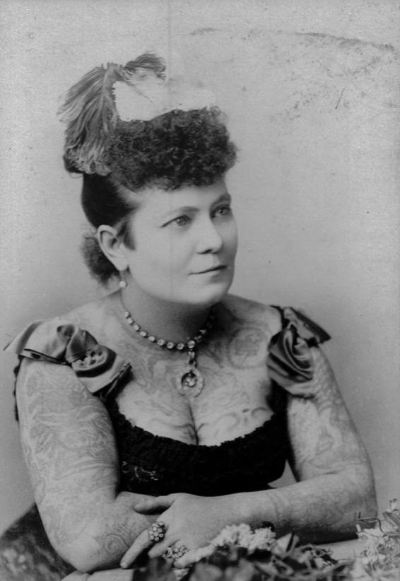 Nora Hildebrandt, femme tatouée photographiée vers 1880 Nora Hildebrandt, femme tatouée photographiée vers 1880