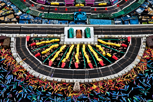 Un tapis ornemental fait avec du recyclage de pièces informatiques tapis recyclage composants informatiques 3 tapis-recyclage-composants-informatiques-3