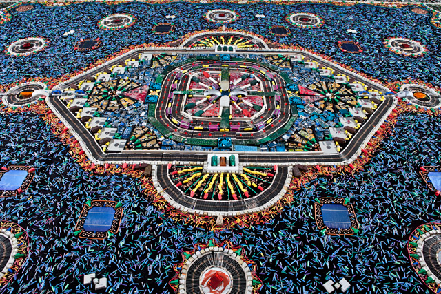 Un tapis ornemental fait avec du recyclage de pièces informatiques tapis recyclage composants informatiques 4 tapis ornemental-recyclage-composants-informatiques-4