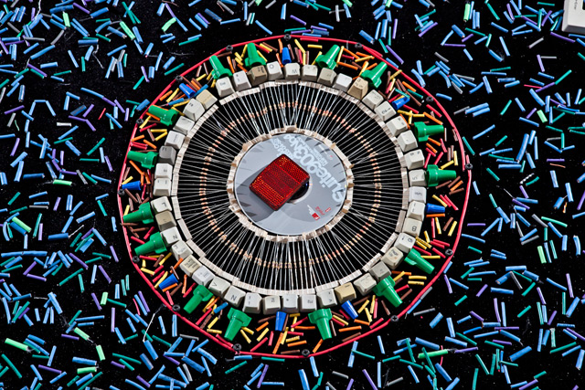 Un tapis ornemental fait avec du recyclage de pièces informatiques tapis recyclage composants informatiques 5 tapis ornemental-recyclage-composants-informatiques-5