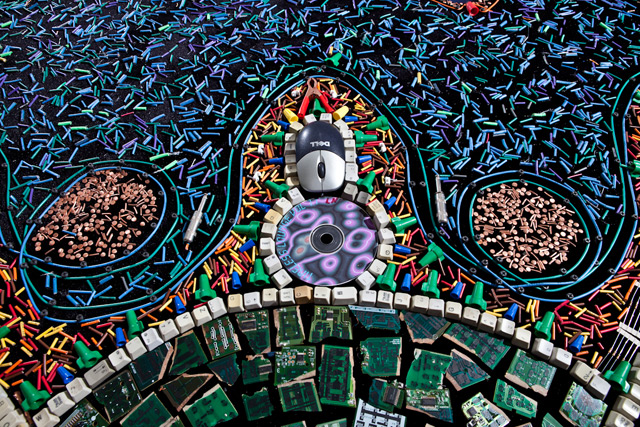 Un tapis ornemental fait avec du recyclage de pièces informatiques tapis recyclage composants informatiques 6 tapis ornemental-recyclage-composants-informatiques-6