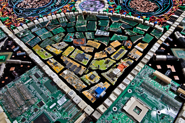 Un tapis ornemental fait avec du recyclage de pièces informatiques tapis recyclage composants informatiques 7 tapis ornemental-recyclage-composants-informatiques-7