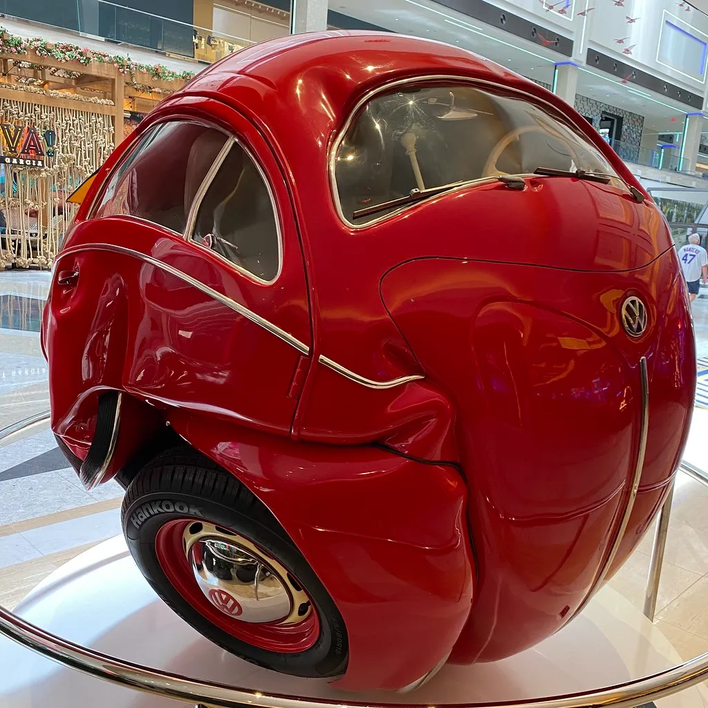 Compression de voiture par Ichwan Noor compression de voiture beetle spherique ichwan noor coccinelle 10 compression-de-voiture-beetle-spherique-ichwan-noor-coccinelle-10