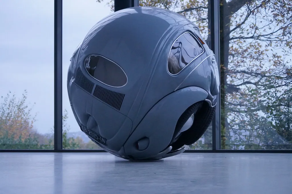 Compression de voiture par Ichwan Noor compression de voiture beetle spherique ichwan noor coccinelle 8 compression-de-voiture-beetle-spherique-ichwan-noor-coccinelle-8