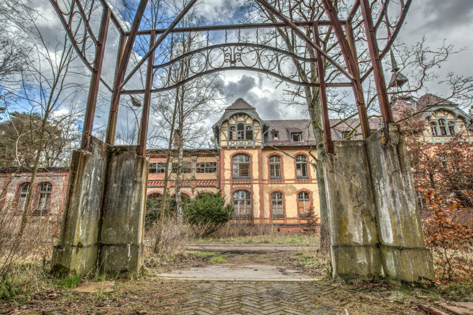Beelitz-Heilstätten, l’ancien sanatorium près de Berlin où Hitler a été soigné hopital de hitler le beelitz heilstatten sanatorium 1 Entrée du sanatorium Beelitz-Heilstätten, "hôpital de Hitler"