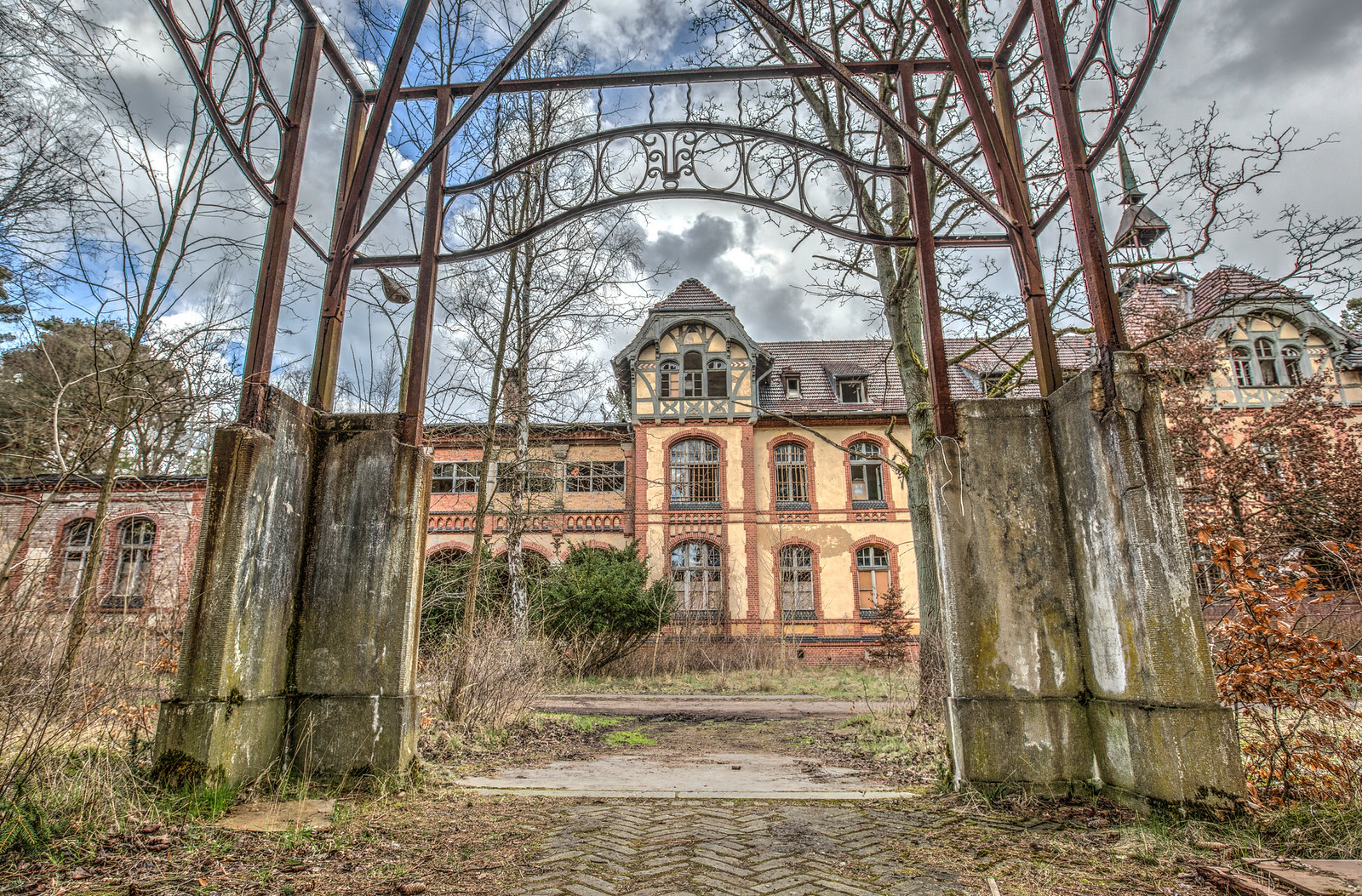 Entrée du sanatorium Beelitz-Heilstätten, "hôpital de Hitler" Entrée du sanatorium Beelitz-Heilstätten, "hôpital de Hitler"