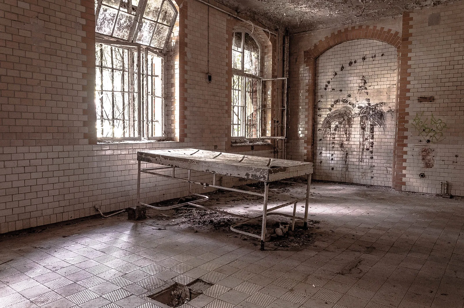 salle délabrée dans l’ancien pavillon de chirurgie de Beelitz-Heilstätten salle délabrée dans l’ancien pavillon de chirurgie de Beelitz-Heilstätten