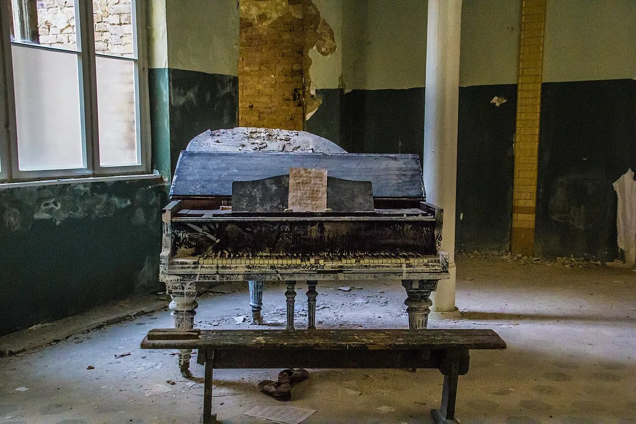 piano abandonné dans la clinique pour hommes de Beelitz-Heilstätten piano abandonné dans la clinique pour hommes de Beelitz-Heilstätten