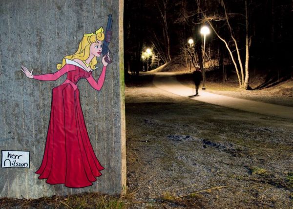 Street Art: des princesses Disney meurtrières princesses disney meurtrieres street art belle au bois dormant princesses-disney-meurtrières-street-art-belle-au-bois-dormant