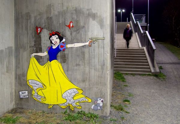 Street Art: des princesses Disney meurtrières princesses disney meurtrieres street art blanche neige princesses-disney-meurtrières-street-art-blanche-neige