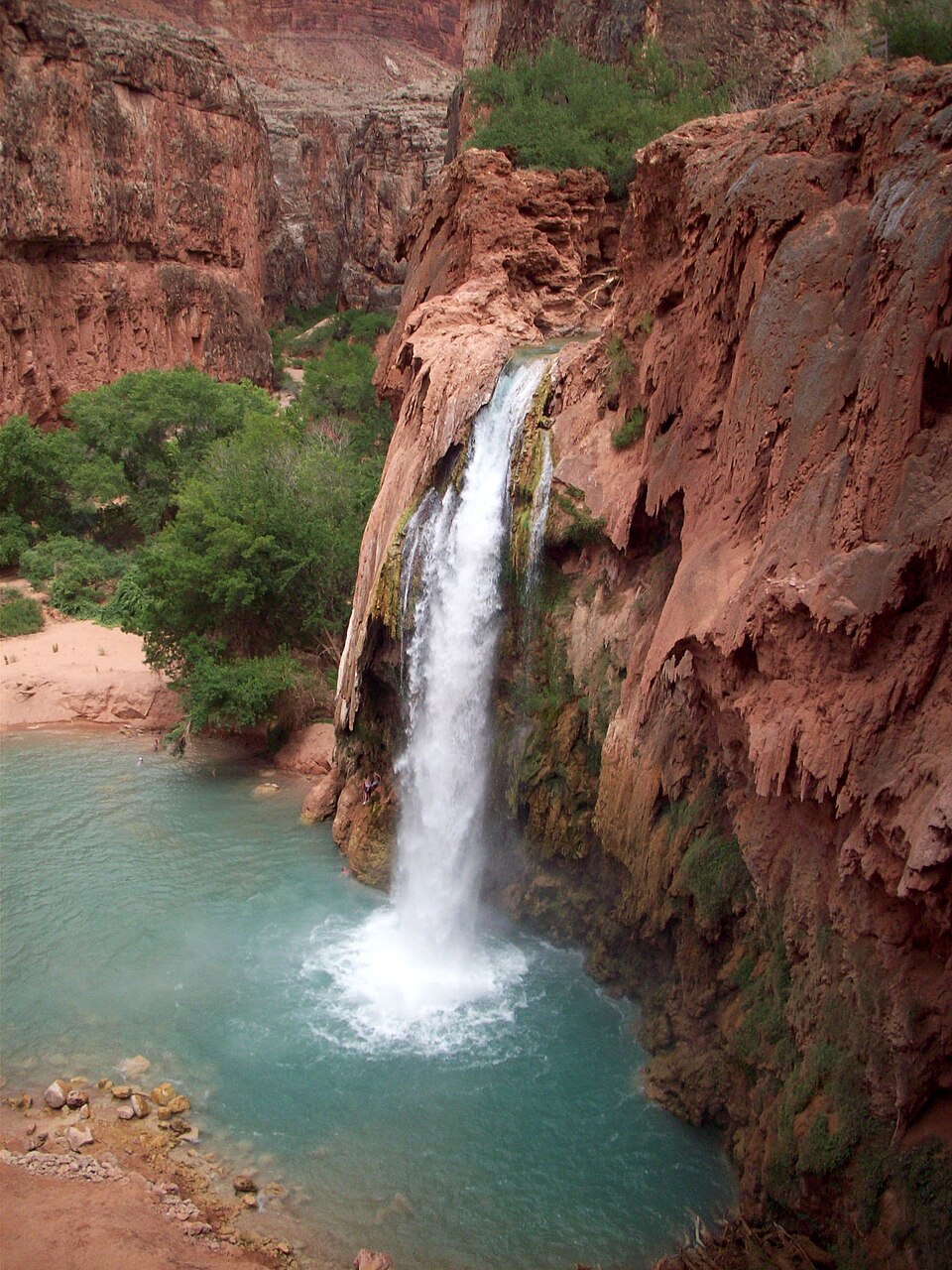 cascade havasu apres crue 2008 Cascade Havasu Falls en 2009 après les inondations de 2008 qui ont modifié la chute et ses bassins