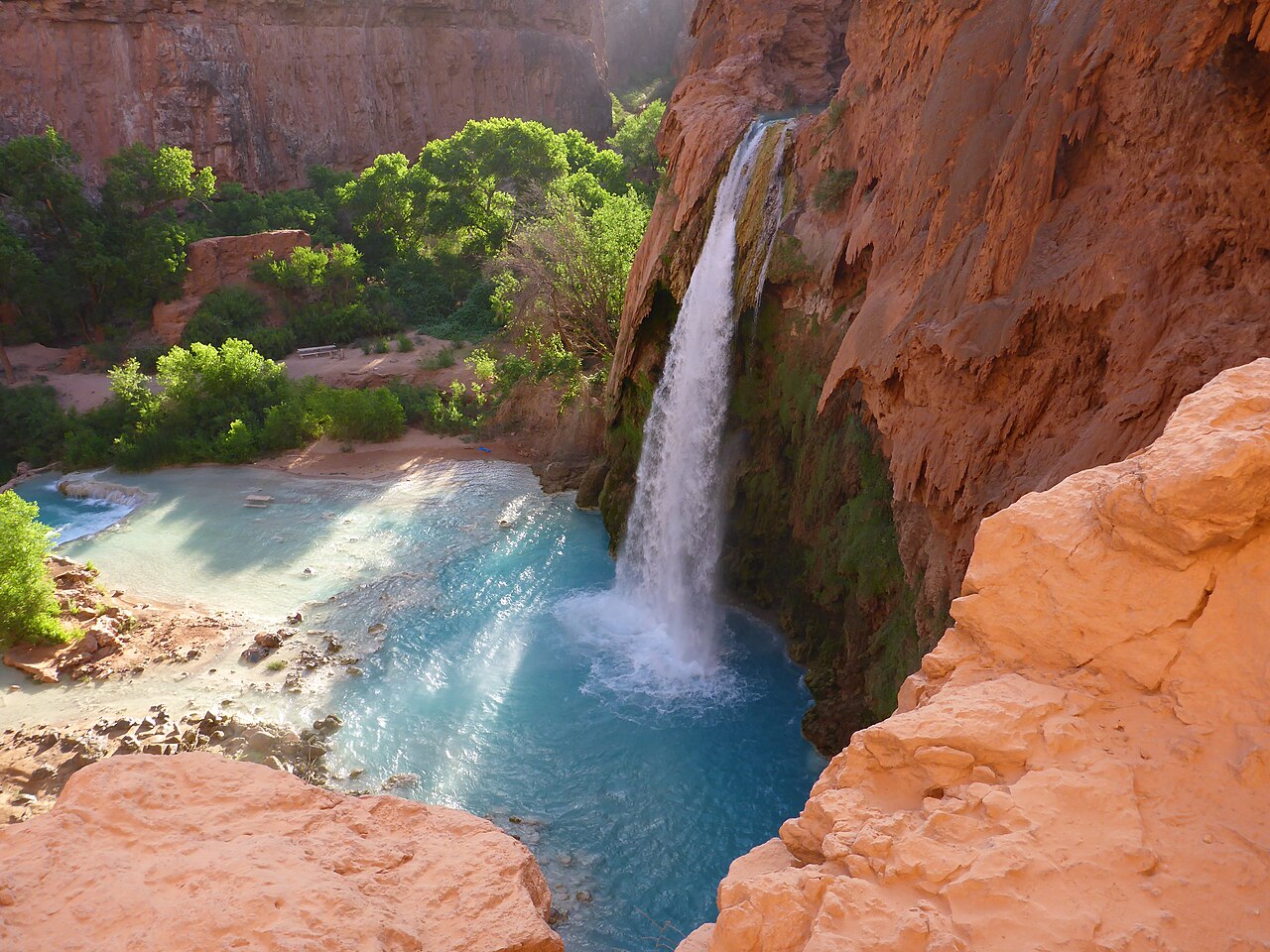 cascade havasu falls turquoise grand canyon Vue générale spectaculaire de Havasu Falls, cascade turquoise de 30 mètres entourée de falaises rouges
