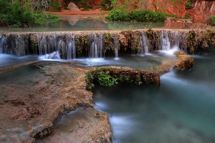 havasu creek terrasses travertin Terrasses naturelles de travertin et bassins calcaires dans Havasu Creek en Arizona