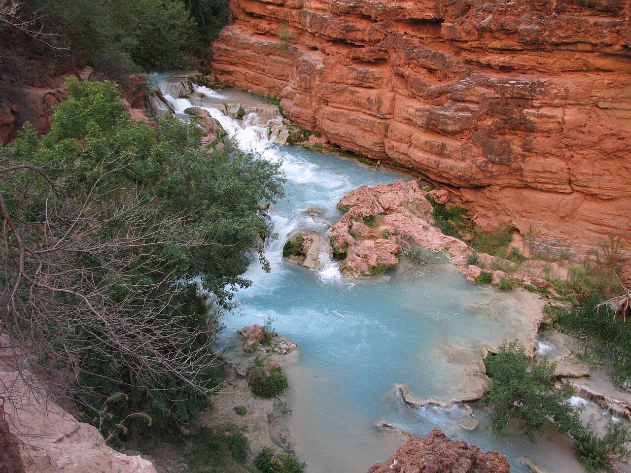 havasu falls canyon arizona Paysage de Havasu Canyon dans le Grand Canyon en Arizona, avec ses falaises rocheuses