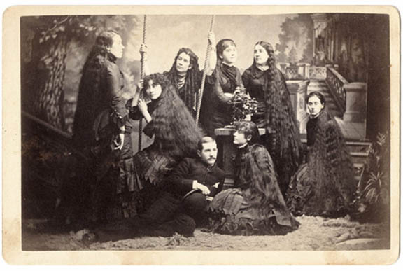 Les 7 sœurs Sutherland et leurs 11 mètres de cheveux 7 soeurs Sutherland Barnum 1 7-soeurs-Sutherland-Barnum-1