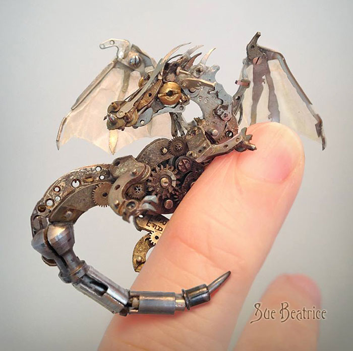 Recyclage de pièces de vieilles montres en sculpture par Susan Beatrice Recyclage de vieilles montres en sculptures steampunk par Susan Beatrice 1 Recyclage-de-vieilles-montres-en-sculptures-steampunk-par-Susan-Beatrice-1