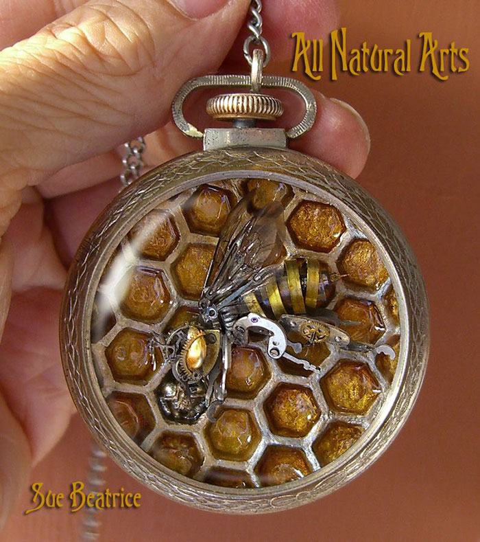 Recyclage de pièces de vieilles montres en sculpture par Susan Beatrice Recyclage de vieilles montres en sculptures steampunk par Susan Beatrice 10 Recyclage-de-vieilles-montres-en-sculptures-steampunk-par-Susan-Beatrice-10