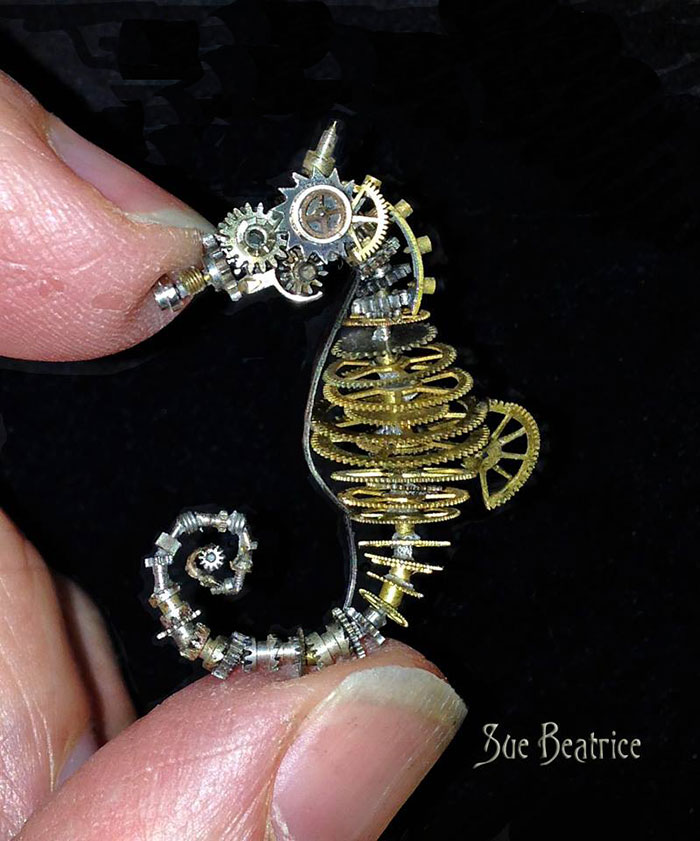 Recyclage de pièces de vieilles montres en sculpture par Susan Beatrice Recyclage de vieilles montres en sculptures steampunk par Susan Beatrice 6 Recyclage-de-vieilles-montres-en-sculptures-steampunk-par-Susan-Beatrice-6
