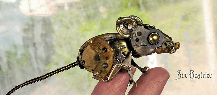 Recyclage de pièces de vieilles montres en sculpture par Susan Beatrice Recyclage de vieilles montres en sculptures steampunk par Susan Beatrice 7 Recyclage-de-vieilles-montres-en-sculptures-steampunk-par-Susan-Beatrice-7