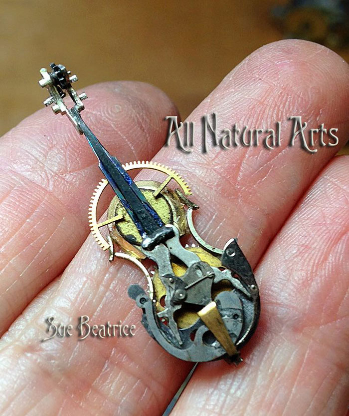 Recyclage de pièces de vieilles montres en sculpture par Susan Beatrice Recyclage de vieilles montres en sculptures steampunk par Susan Beatrice 9 Recyclage-de-vieilles-montres-en-sculptures-steampunk-par-Susan-Beatrice-9
