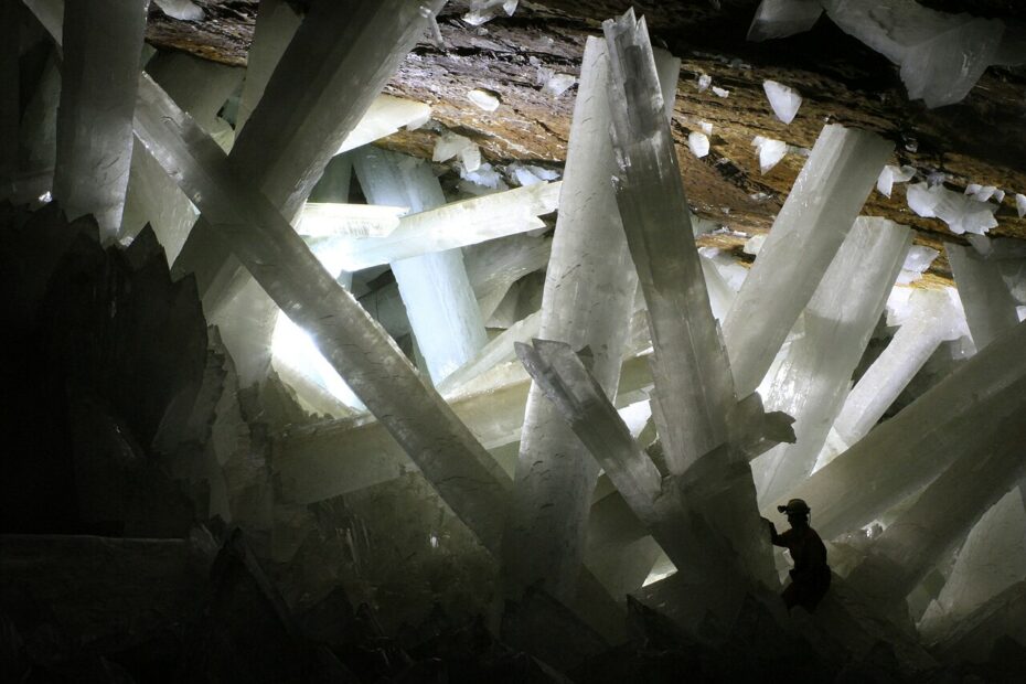 Grotte de Naica au Mexique : des cristaux géants de plus de 11 mètres grotte naica cristaux geants mexique Cristaux géants de gypse dans la grotte de Naica au Mexique avec une personne pour l'échelle