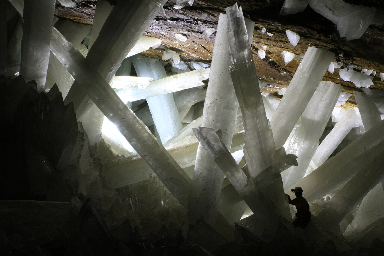 Cristaux géants de gypse dans la grotte de Naica au Mexique avec une personne pour l'échelle Cristaux géants de gypse dans la grotte de Naica au Mexique avec une personne pour l'échelle