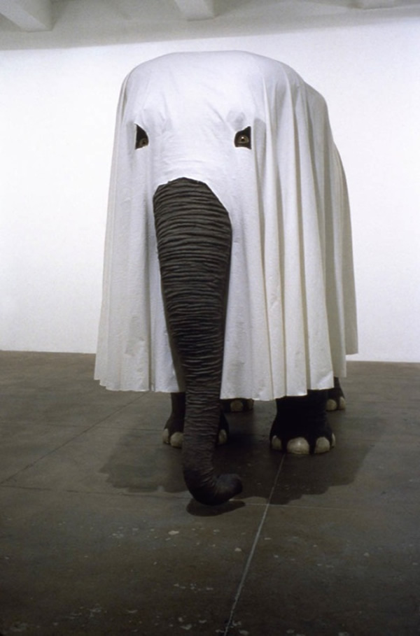 les oeuvres bizarres de Maurizio Cattelan maurizio cattelan not afraid of love maurizio-cattelan-not-afraid-of-love