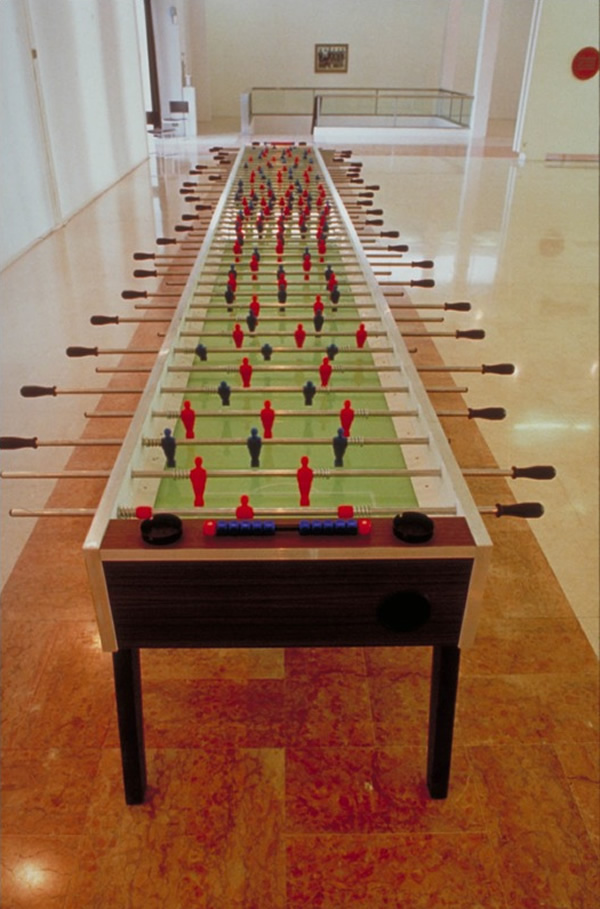 les oeuvres bizarres de Maurizio Cattelan maurizio cattelan stadium maurizio-cattelan-stadium