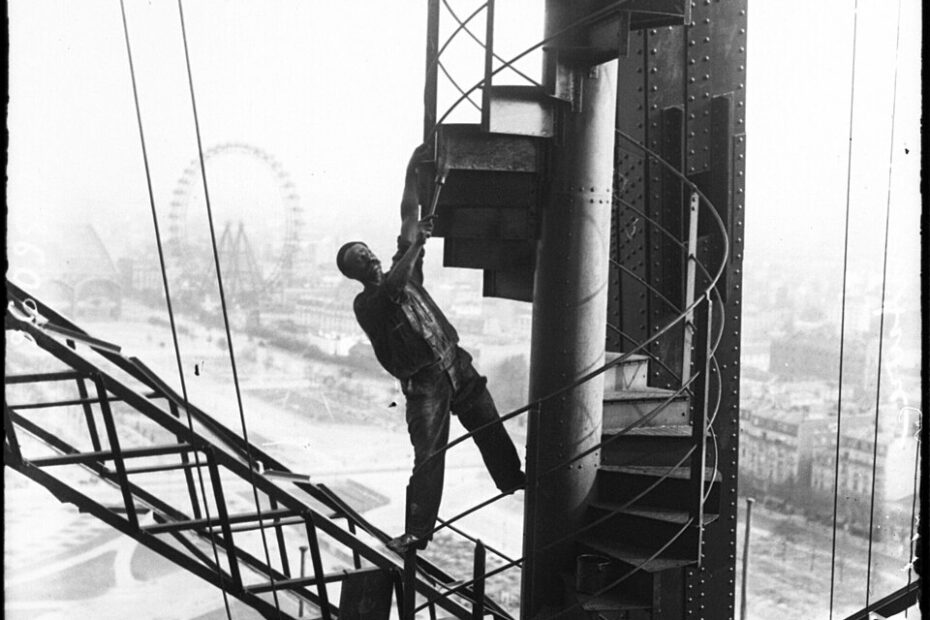 Des peintres en équilibre sur la tour Eiffel en 1907 peintre tour eiffel 1907 agence rol Peintre en équilibre sur la tour Eiffel lors de la campagne de peinture de 1907