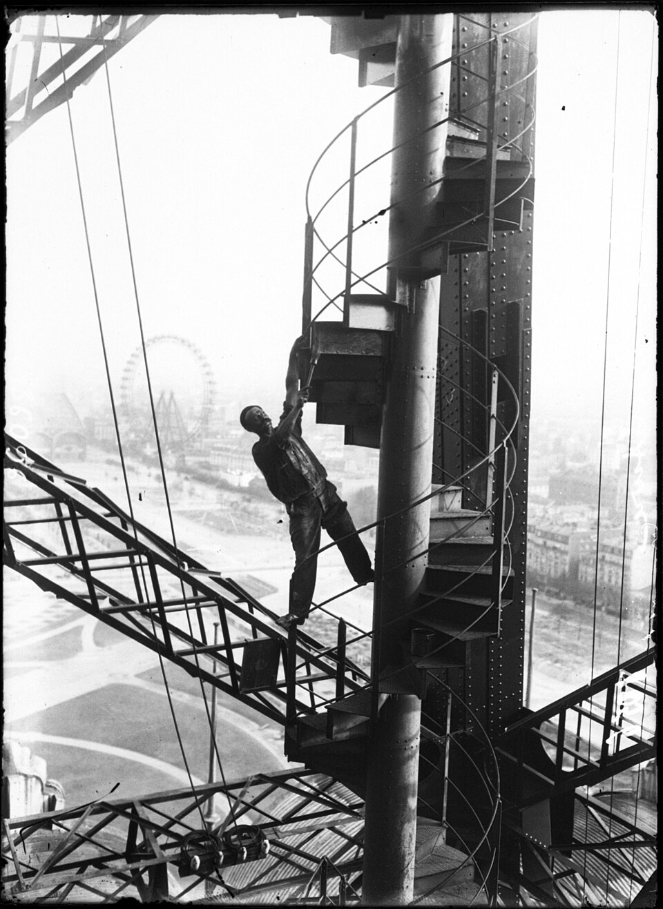 Peintre en équilibre sur la tour Eiffel lors de la campagne de peinture de 1907 Peintre en équilibre sur la tour Eiffel lors de la campagne de peinture de 1907