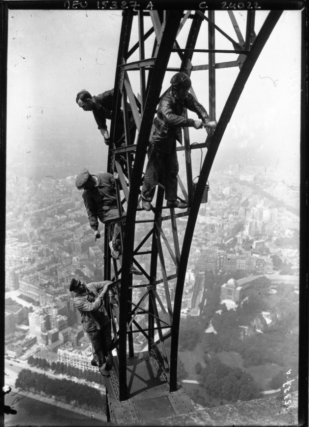 Des peintres sans harnais sur la tour Eiffel en 1910 peintres sans harnais sur la tour eiffel 1910 1 peintres-sans-harnais-sur-la-tour-eiffel-1910-1