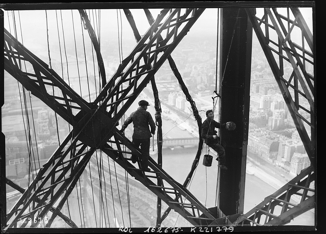 Peintres au travail sur les poutrelles de la tour Eiffel en 1932 Peintres au travail sur les poutrelles de la tour Eiffel en 1932